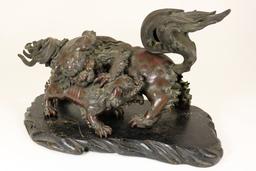 Bronzen sculptuur van vechtende Shishi leeuwen