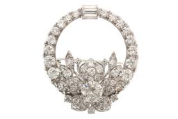 Witgouden kransbroche met floraal motief