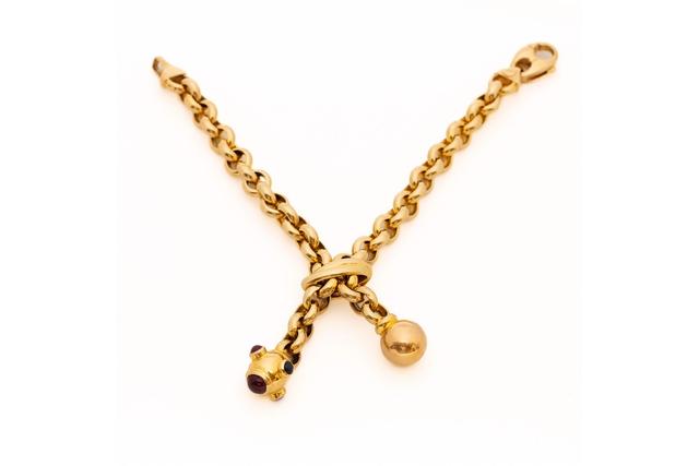 Jasseron schakelarmband met twee bedels.