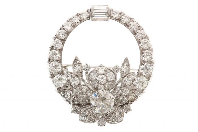Witgouden kransbroche met floraal motief