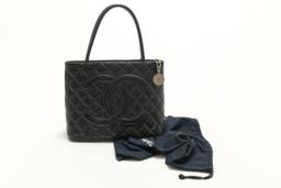 CHANEL, zwart kaviaar leren medallion schoudertas