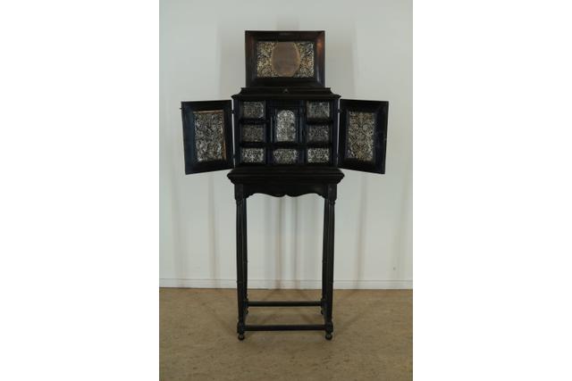 Zeldzaam klein zwart houten kunstkabinet