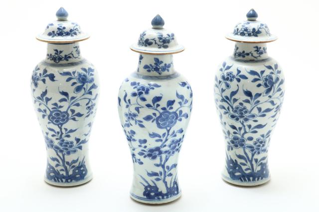 Set van 3 porseleinen Qianlong balustervormig kastvazen