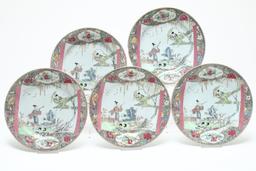 Serie van 5 porseleinen famille rose borden