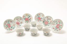 Serie van 5 eierschaal porseleinen Famille Rose kopjes 4 en   schotels