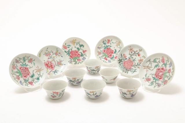 Serie van 5 eierschaal porseleinen Famille Rose kopjes 4 en schotels