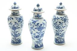 Set van 3 porseleinen Qianlong balustervormig kastvazen